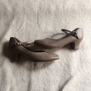 Capezio 6.5 Tan Character Shoes